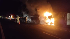 Camión vuelca y se incendia en Coronel Oviedo - Noticiero Paraguay