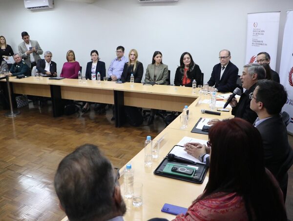 CONES presenta comisión de expertos para evaluar carreras de medicina · Radio Monumental 1080 AM