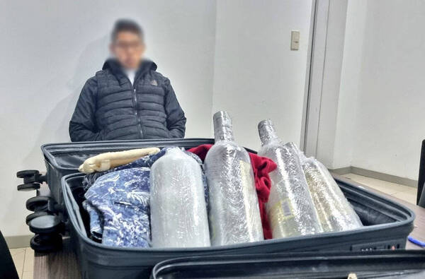 No le creyeron que era “tequila en polvo”: aspirante a sacerdote cayó con chupi y el purete