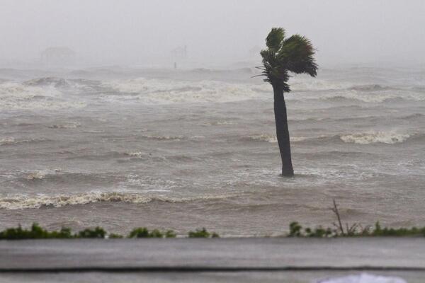 La tormenta tropical Ernesto castiga al nordeste del mar Caribe y pone rumbo a Puerto Rico - .::Agencia IP::.