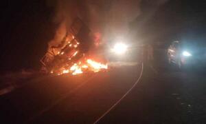 Explosión de neumático ocasionó vuelco e incendio de un camión en Coronel Oviedo – Prensa 5