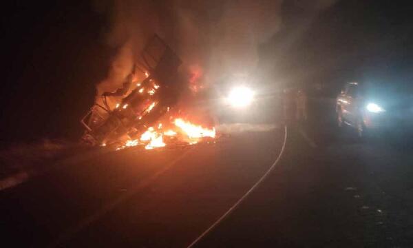 Explosión de neumático ocasionó vuelco e incendio de un camión en Coronel Oviedo – Prensa 5