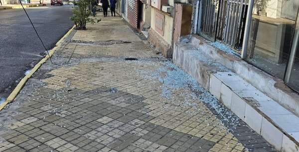 Vereda asuncena con varios pedazos de vidrio - Crónicas Ciudadanas - ABC Color