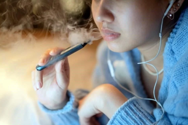 Proyecto de ley para prohibir cigarrillos electrónicos a menores - Portal Digital Cáritas Universidad Católica