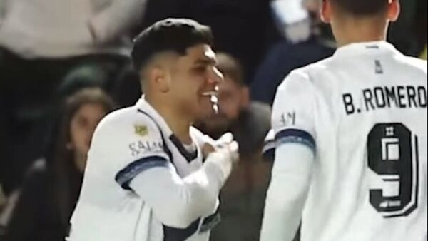 Versus / Claudio Aquino protagoniza un festejo viral en el fútbol argentino