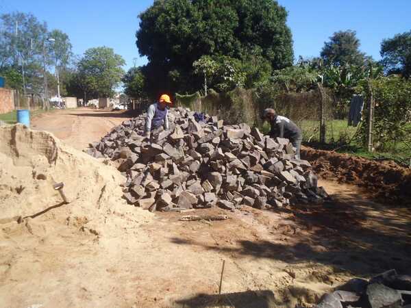 Realizan trabajo de empedrado en un tramo céntrico de San José de los Arroyos - Noticiero Paraguay