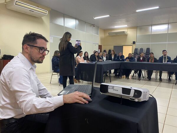 Curso de Lengua de Señas Paraguaya promueve la inclusión en la Gobernación de Itapúa