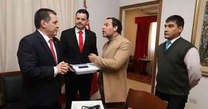 La Nación / Donan equipo de electrocardiograma a Secretaría de Salud de ANR