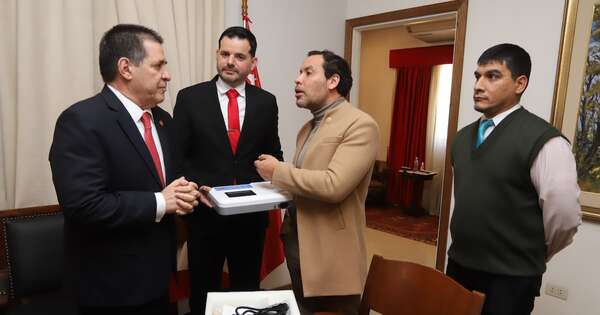 La Nación / Donan equipo de electrocardiograma a Secretaría de Salud de ANR