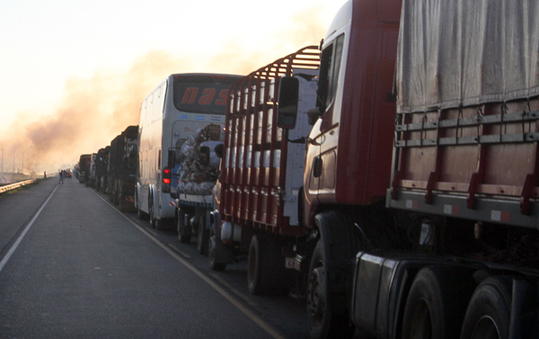 Camioneros anuncian huelga por 15 días - trece