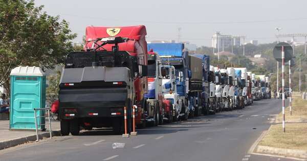 La Nación / Conflicto por costo de flete haría que camioneros vayan a huelga