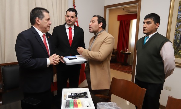Entregan equipo de electrocardiograma a Secretaría de Salud de ANR - ADN Digital