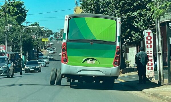 Bus queda sin las ruedas traseras