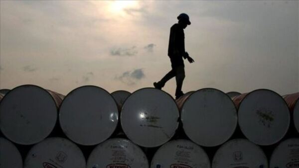 El petróleo baja tras previsiones de menor demanda mundial