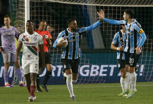 Versus / Con Villasanti como capitán y una de las figuras, Grêmio remonta un partidazo ante "Flu"