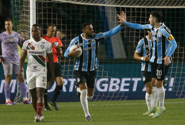Versus / Con Villasanti como capitán y una de las figuras, Grêmio remonta un partidazo ante "Flu"