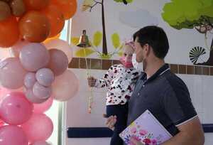 Dan alta médica a paciente pediátrica tras trasplante para tratar un extraño tumor - trece