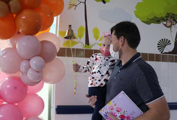 Dan alta médica a paciente pediátrica tras trasplante para tratar un extraño tumor - trece