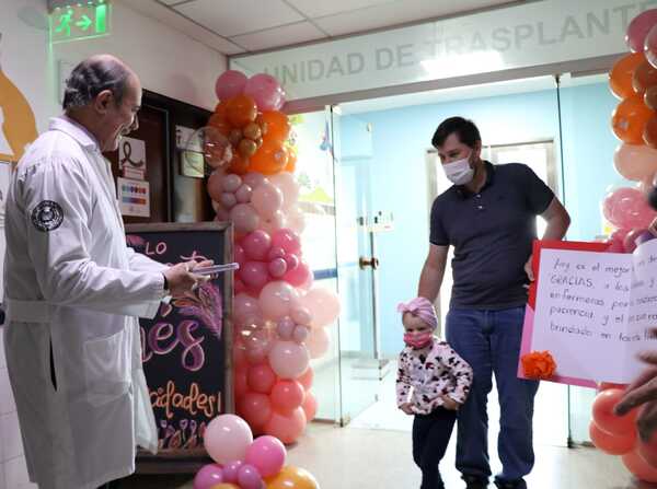 Paciente pediátrica recibe el alta luego de un trasplante para tratar un tumor - Unicanal