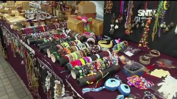 Feria de artesanos en la plaza Juan E. O' Leary - SNT