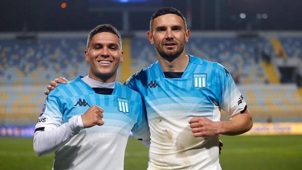 Racing vence a Huachipato y da un gran paso hacia cuartos