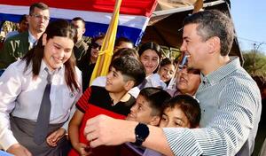 Presidente Peña rinde homenaje a la bandera paraguaya - .::Agencia IP::.