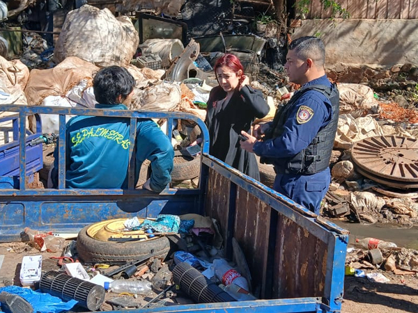 Funcionarios municipales “miraron” la basura acumulada en el atracadero - La Clave