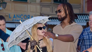 [GALERÍA] Madonna se muestra de la manito con su “colágeno”