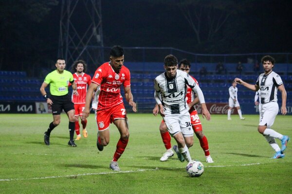 Versus / ¿La Primera División del fútbol paraguayo no tendrá descendidos este año?