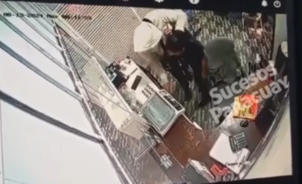 (VIDEO)Novia tóxica de ladrón ayudó a capturarlo