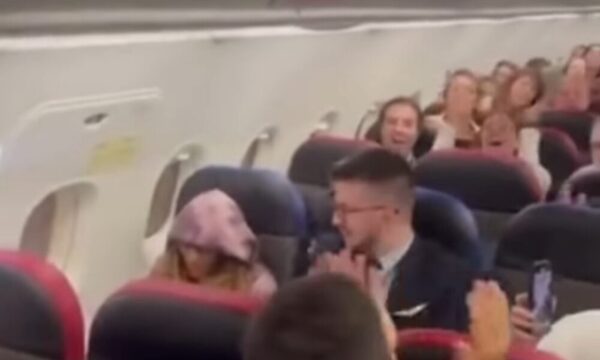 Medallista olímpica rapai fue aplaudida en el avión