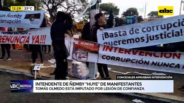 Video: Intendente colorado “huye” de manifestantes - ABC Noticias - ABC Color