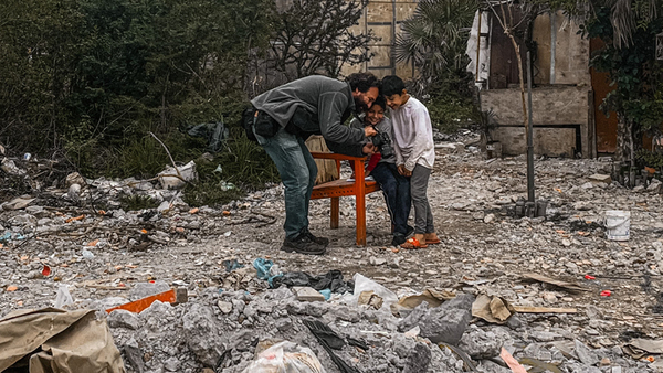 Fotógrafo ganador del Pulitzer retrata la vida de los asentamientos paraguayos para campaña de TECHO - OviedoPress