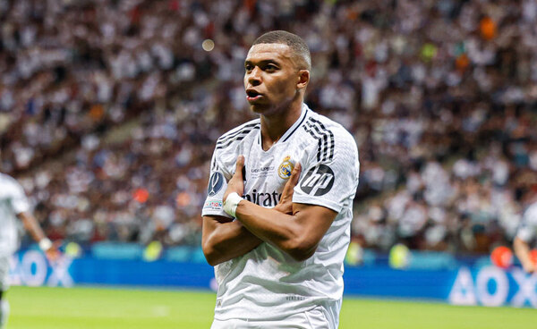 Versus / Debut, gol y trofeo para Kylian Mbappé con el Real Madrid