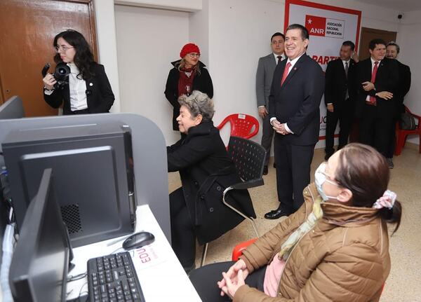 Cartes visita a adultos mayores que se capacitan en sede de Educal - ADN Digital