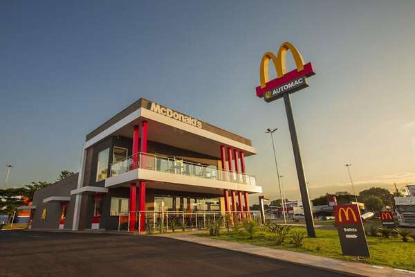 McDonald’s agasaja a los niños en su día con 8.500 juguetes - Brand Lab - ABC Color
