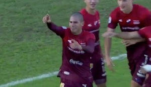 [VIDEO] Hinchas piden no frustrar carrera de joven pelotero