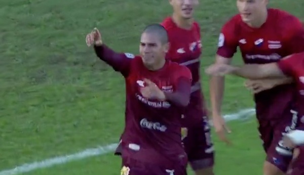 [VIDEO] Hinchas piden no frustrar carrera de joven pelotero