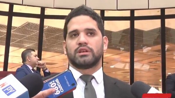 “Santiago Peña va a vivir y vive sometido a Honor Colorado”, dice el diputado Raúl Benítez