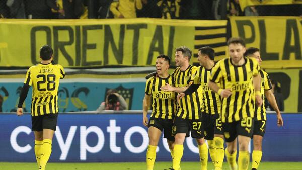 Peñarol pone un pie en los cuartos de final de la Libertadores