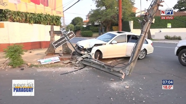 Joven conducía imprudentemente y chocó contra una columna en Asunción - Noticias Paraguay