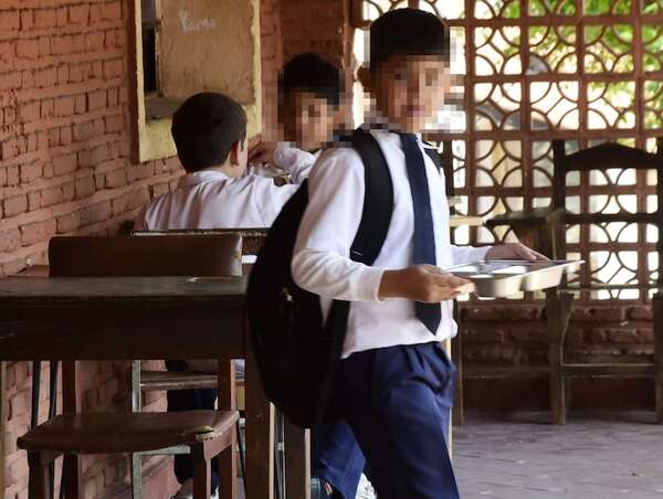 Educación: estudiantes siguen con hambre y con aulas que se caen, en el primer año de Santiago Peña - Nacionales - ABC Color