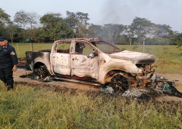 Hombre muere calcinado en un vehículo y otro baleado tras enfrentamiento en Simón Bolívar - Noticiero Paraguay