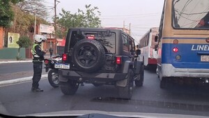 Amanecer del feriado: Conductor se duerme en plena avenida en Asunción y otro atropella columna