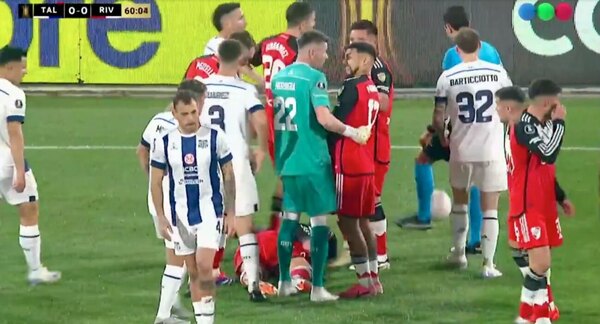 Versus / La durísima entrada que recibió Adam Bareiro en el triunfo de River Plate en Córdoba