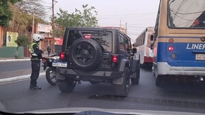 ¿Estuvo fuerte la farra?: Conductor se quedó dormido en medio de la avenida en Asunción