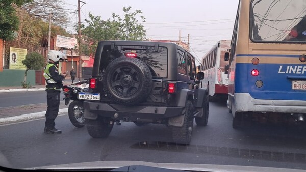 ¿Estuvo fuerte la farra?: Conductor se quedó dormido en medio de la avenida en Asunción