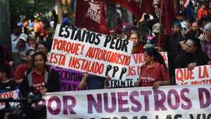Marcha de hartazgo y reclamos irrumpe en el primer año de Santiago Peña en el poder