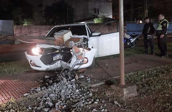 Conductor ebrio destrozó columna de la ANDE em Ciudad del Este - ABC en el Este - ABC Color