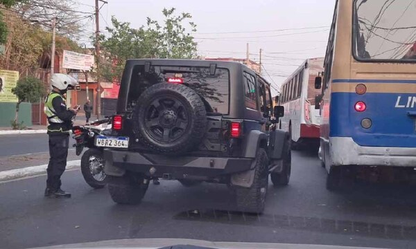 Amanecer del feriado: Conductor se duerme en plena avenida en Asunción y otro atropella columna – Prensa 5